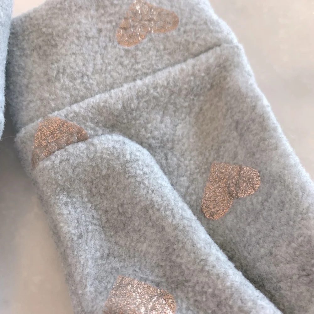 GAP Kids Smartohone Gloves with hearts. Gray. S